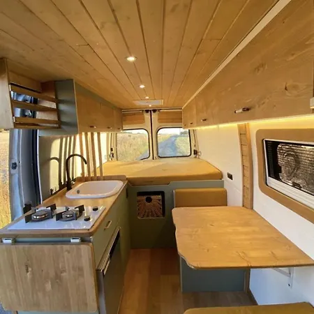Furgoneta Camperizada فندق *